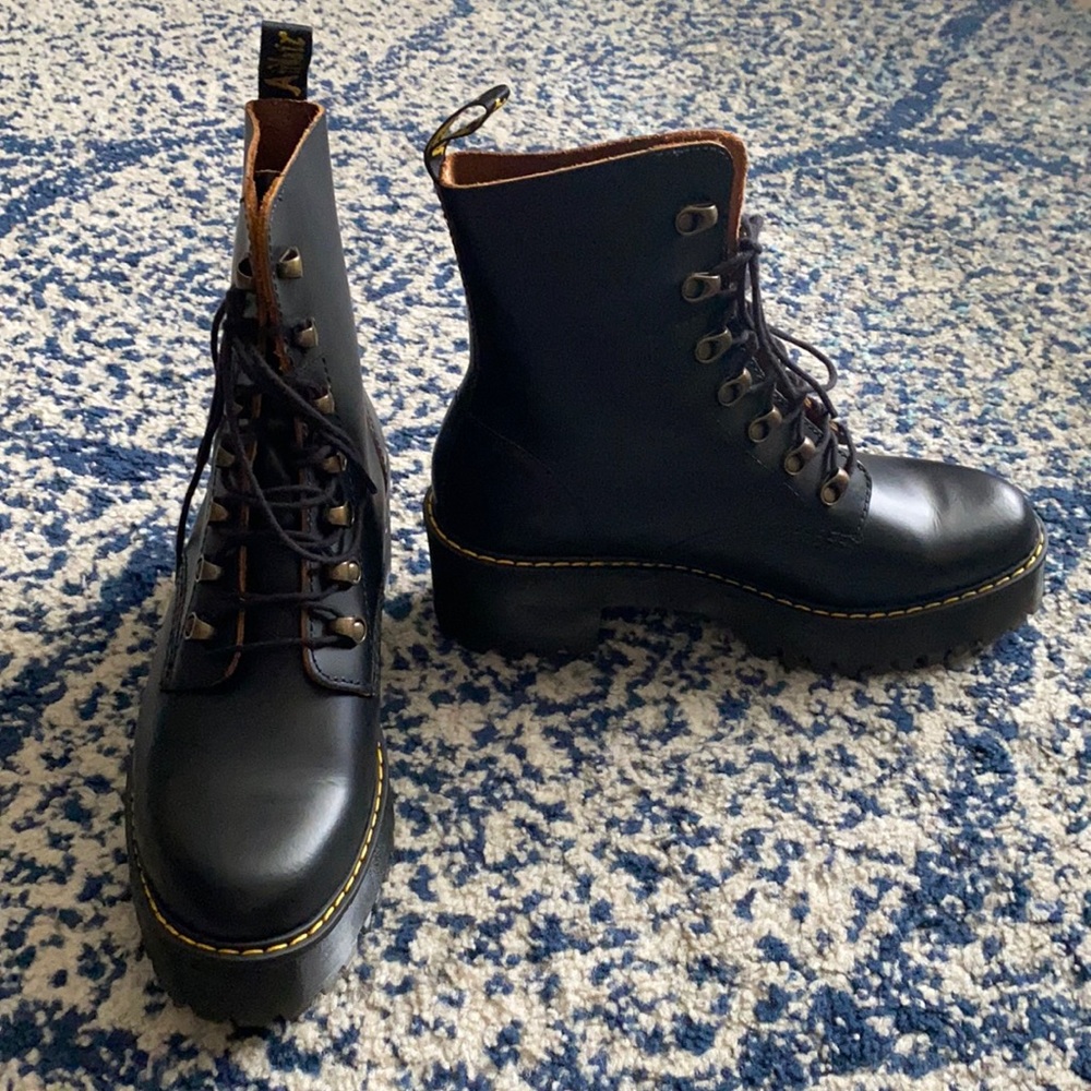 Dr. Martens Leona Women’s Vintage Smooth Boot S 10